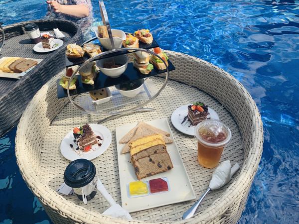 巴厘島泳池漂浮下午茶06